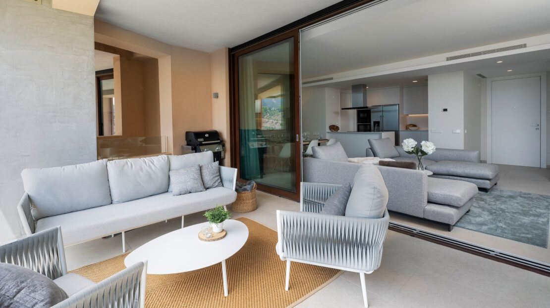 Captivating 2 bedroom apartment with terrace and sea views in Real de La Quinta, Benahavis.