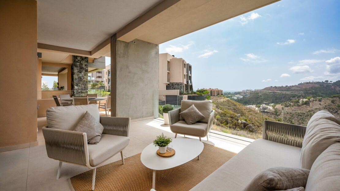 Elegant 2-Bedroom Apartment with Sea Views in La Quinta