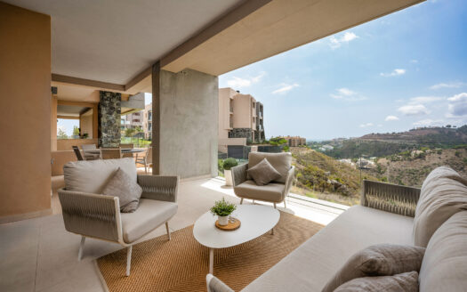 Elegant 2-Bedroom Apartment with Sea Views in La Quinta