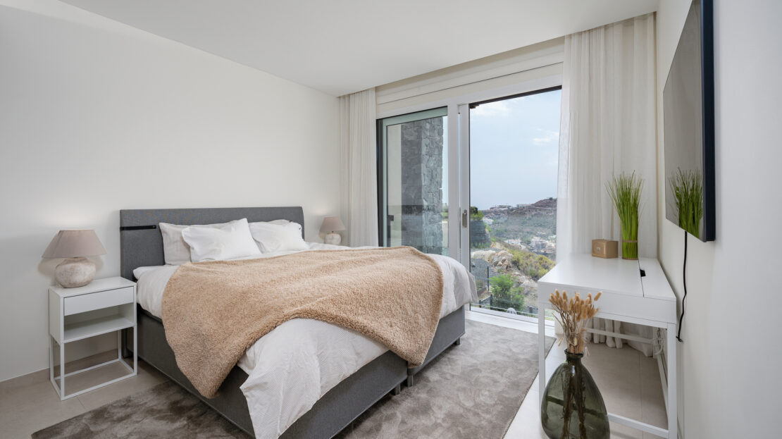 Elegant 2-bedroom apartment with sea views in Los Olivos, La Quinta.
