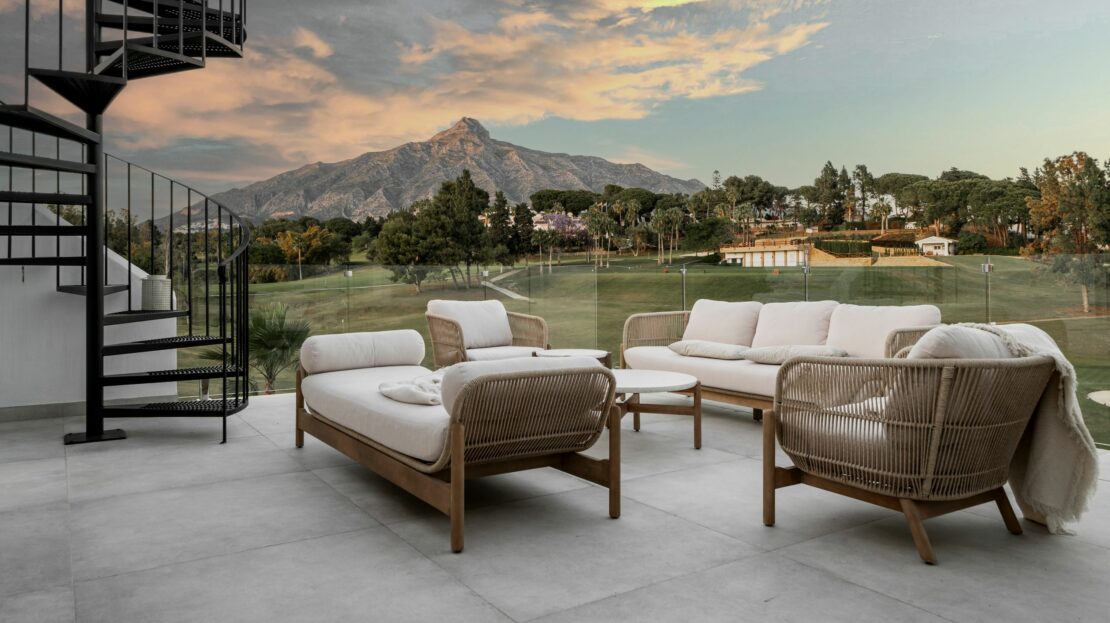 Elegant townhouse with stunning views of La Concha and Aloha Golf in Azahara II, Nueva Andalucía.