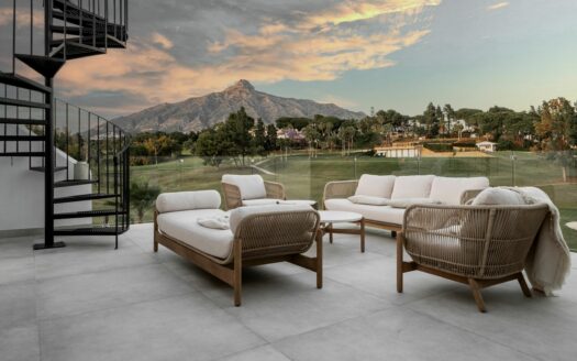 Elegant townhouse with stunning views of La Concha and Aloha Golf in Azahara II, Nueva Andalucía.