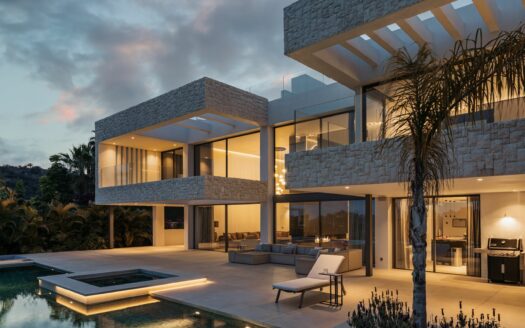 Stunning luxury villa with high-end qualities and panoramic views in La Alquería, Benahavís.