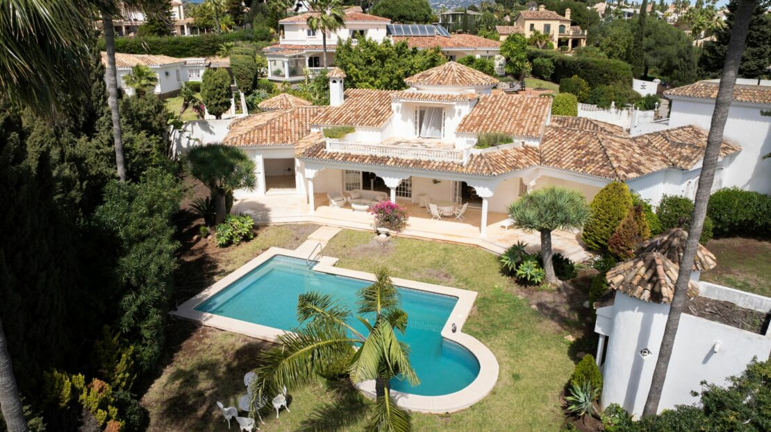 Exquisite Andalusian villa with panoramic sea views in El Paraiso.
