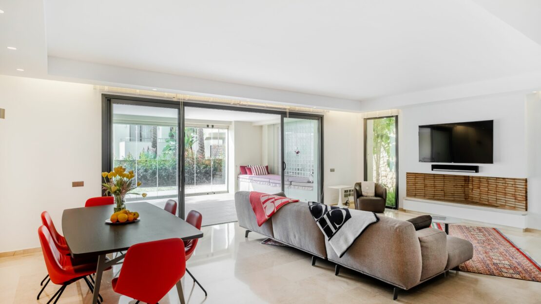 Spacious 3-bedroom ground floor apartment with terrace in Imara, Sierra Blanca.
