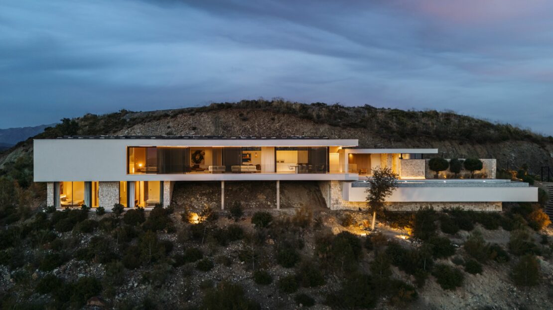Stylish 4-bedroom villa with stunning views and modern amenities in Marbella Club Golf Resort, Benahavis.