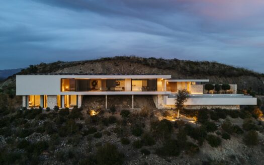 Stylish 4-bedroom villa with stunning views and modern amenities in Marbella Club Golf Resort, Benahavis.
