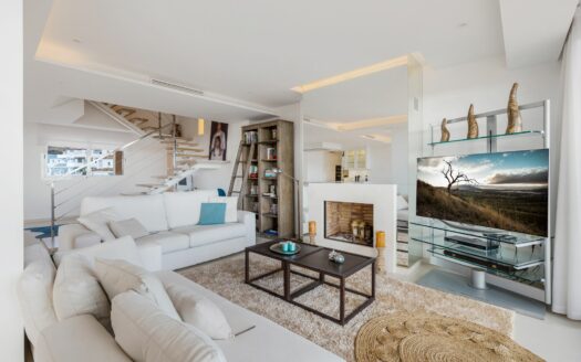 Aloha Hills Penthouse with panoramic views in Nueva Andalucía.