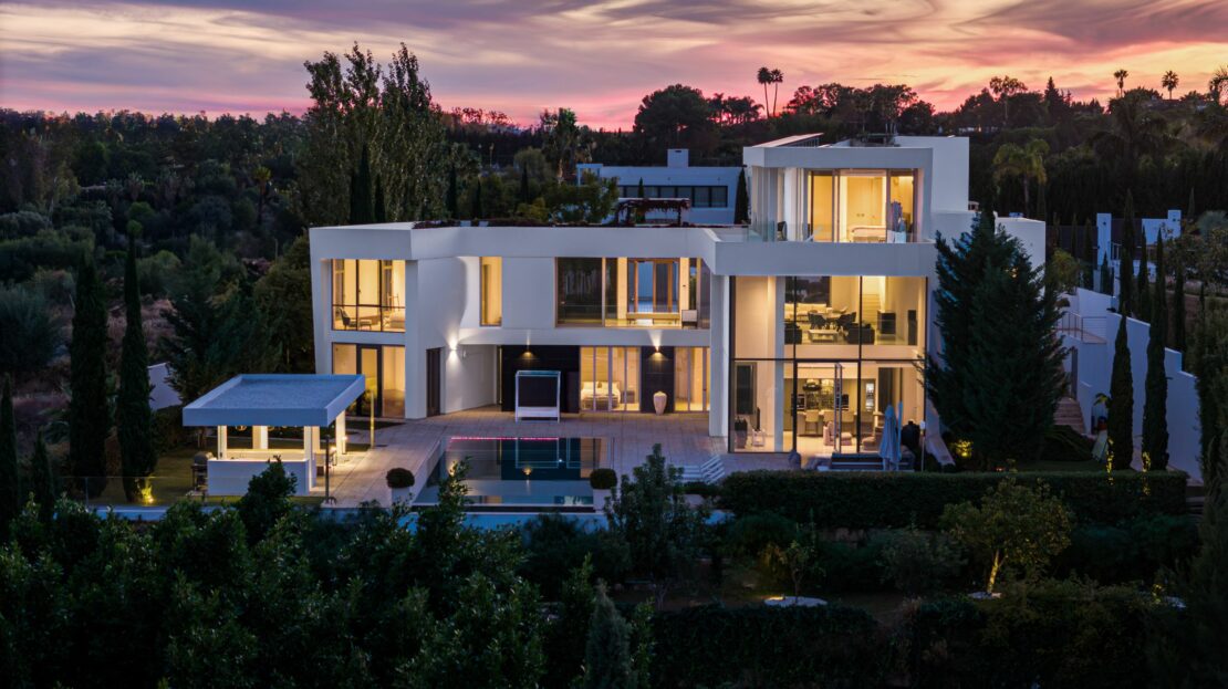 Frontline golf contemporary luxury villa with stunning panorama in Los Flamingos, Benahavis.