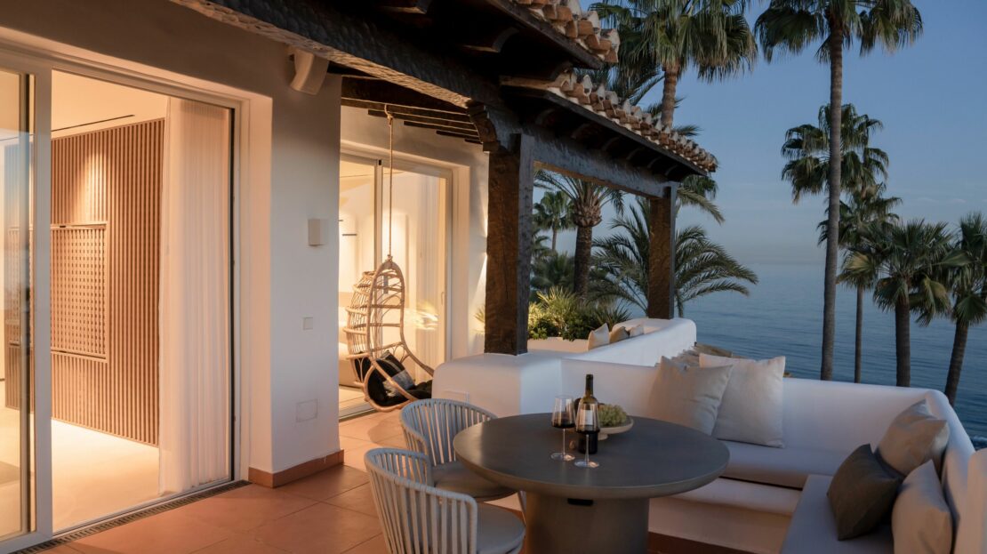 Fantastic penthouse with sea views in Estepona beachfront development.