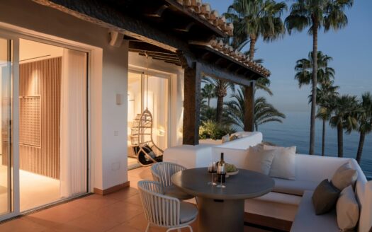 Fantastic penthouse with sea views in Estepona beachfront development.