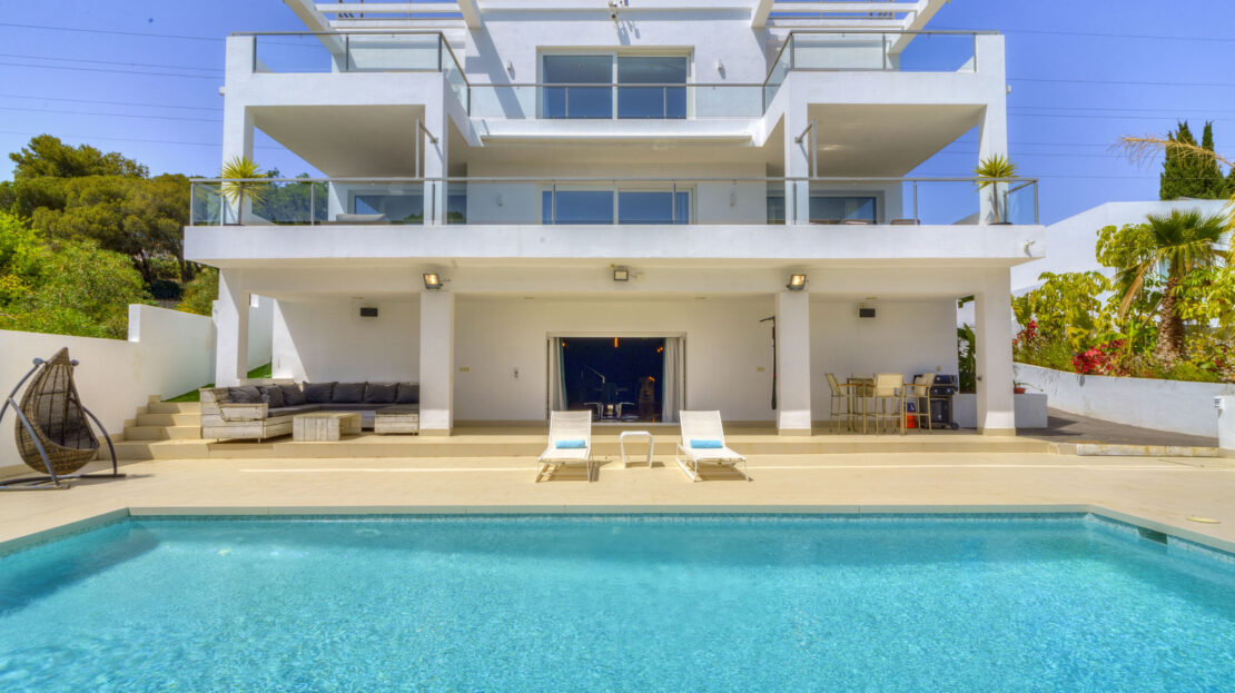 Elegant villa in El Rosario with panoramic sea views, private pool, Jacuzzi, and beautifully landscaped garden.