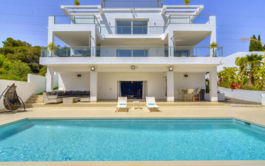 Elegant villa in El Rosario with panoramic sea views, private pool, Jacuzzi, and beautifully landscaped garden.