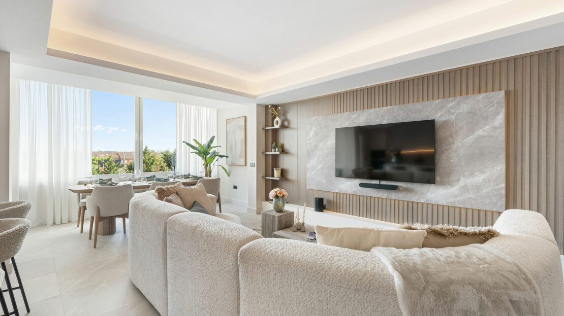 Renovated modern penthouse in Mirador del Rodeo, Marbella, featuring a rooftop solarium, plunge pool, and breathtaking mountain views.