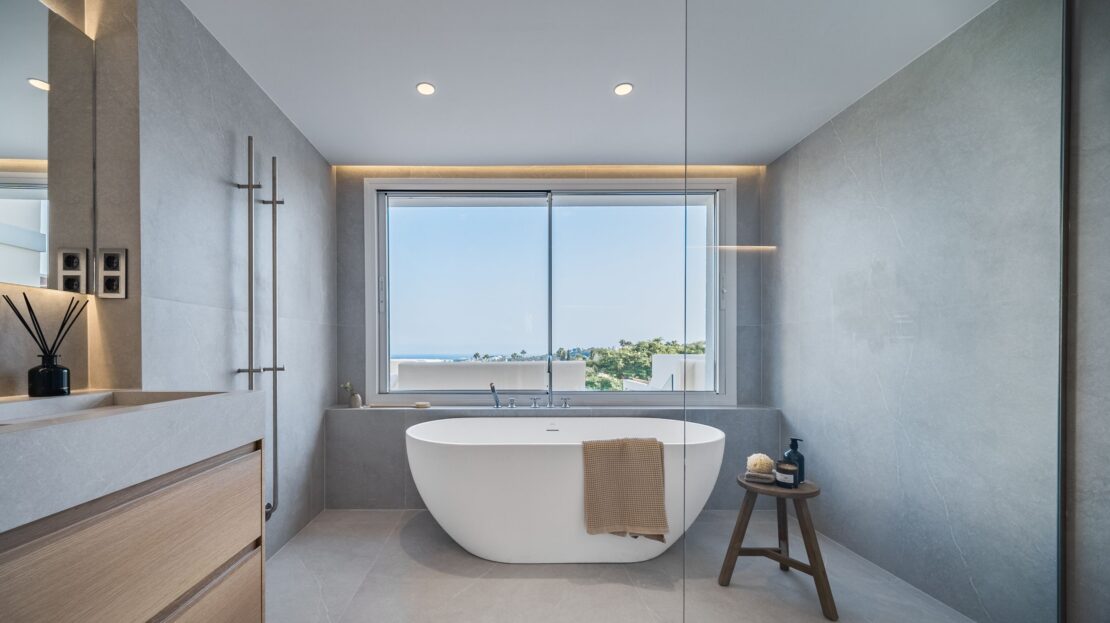 Modern freestanding bathtub overlooking panoramic sea and mountain views in a luxury duplex penthouse, Los Belvederes, Nueva Andalucía, Marbella
