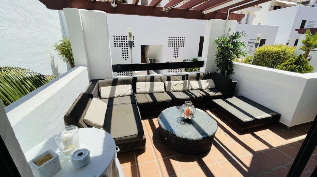 Charming 2-bedroom apartment in La Maestranza, Nueva Andalucía with a pool