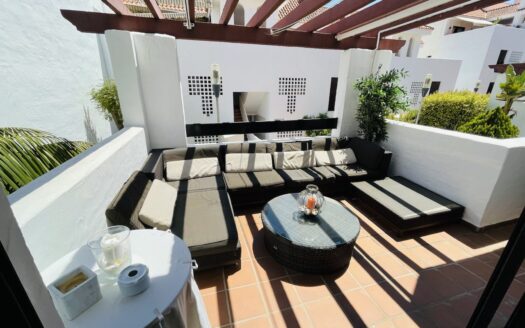 Charming 2-bedroom apartment in La Maestranza, Nueva Andalucía with a pool